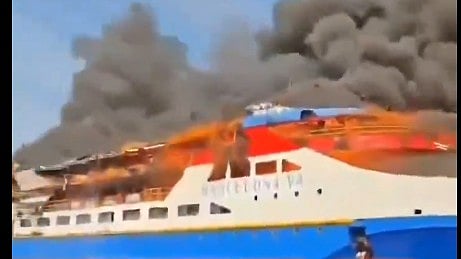 انڈونیشیا: بحری جہاز میں اچانک لگی آگ، مسافروں نے جان بچانے کے لیے سمندر میں لگا دیں چھلانگیں، 280 لوگ تھے سوار