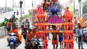 کانوڑ یاترا میں ہاکی-بیس بال بیٹ لے کر چلنے پر پابندی، اتر پردیش میں کانوڑ سے جڑے نئے ضابطے بنائے گئے