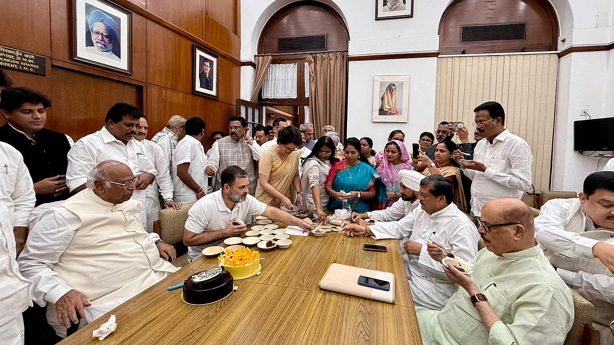 <div class="paragraphs"><p>ملکارجن کھڑگے کے یومِ پیدائش پر کیک تقسیم کیے جانے کا منظر</p></div>