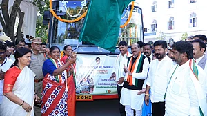 تلنگانہ میں خواتین نے 200 کروڑ بار کیا مفت سفر، ریاستی حکومت کی اسکیم کی مجموعی مالیت 6700 کروڑ تک پہنچی