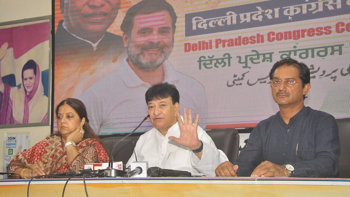 <div class="paragraphs"><p>پریس کانفرنس کرتے ہوئے ہارون یوسف</p></div>