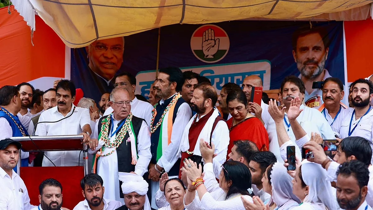 <div class="paragraphs"><p>دہلی واقع جنتر منتر پر احتجاجی مظاہرہ کے دوران کانگریس کے سرکردہ لیڈران و کارکنان، تصویر <a href="https://x.com/kcvenugopalmp">@kcvenugopalmp</a></p></div>