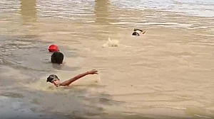 بہار میں گنگا سمیت کئی ندیوں میں طغیانی، پشتوں پر دباؤ، دس اضلاع میں سیلاب کا اندیشہ