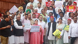 مانسون اجلاس کا تیسرا دن: ’ایس آئی آر‘ پر اپوزیشن کا زبردست احتجاج، ’آپریشن سندور‘ پر بھی جواب طلب، آج بھی ہنگامہ کے آثار