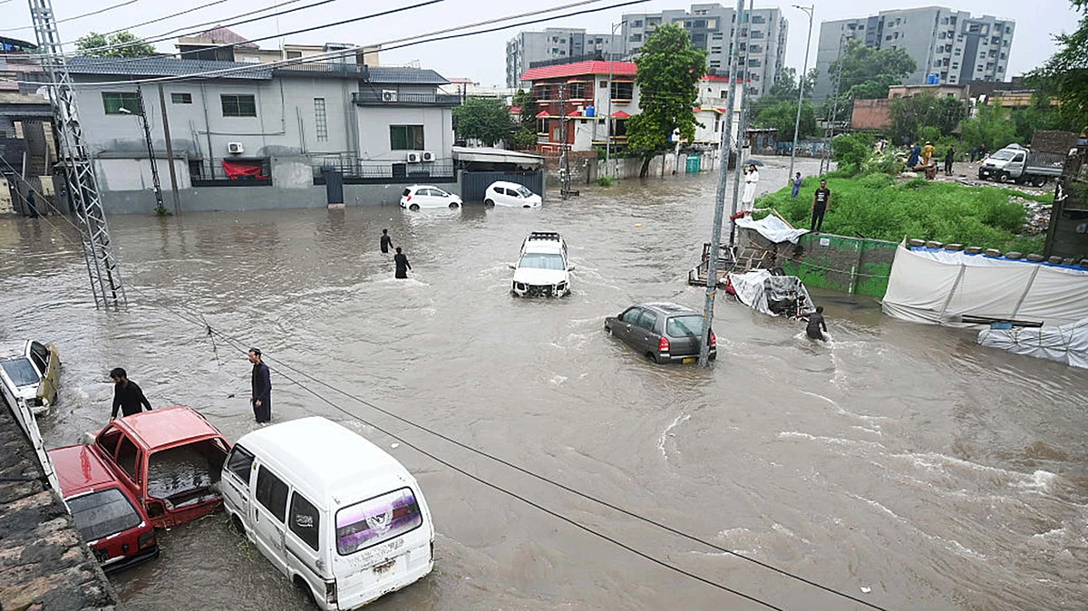 <div class="paragraphs"><p>پاکستان میں بارشوں کے سبب سڑک پر آبی جماؤ کا منظر / Getty Images</p></div>