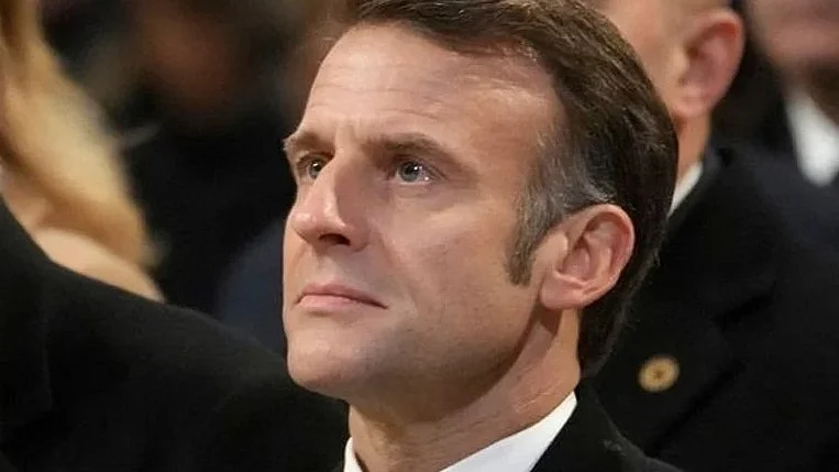 <div class="paragraphs"><p>امینوئل میکروں، تصویر ’فیس بُک‘</p></div>