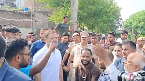 راہل گاندھی کا اشوک وہار کی اجڑی بستی کا دورہ، متاثرین برہم، کہا- ’بغیر نوٹس چلایا گیا بلڈوزر‘