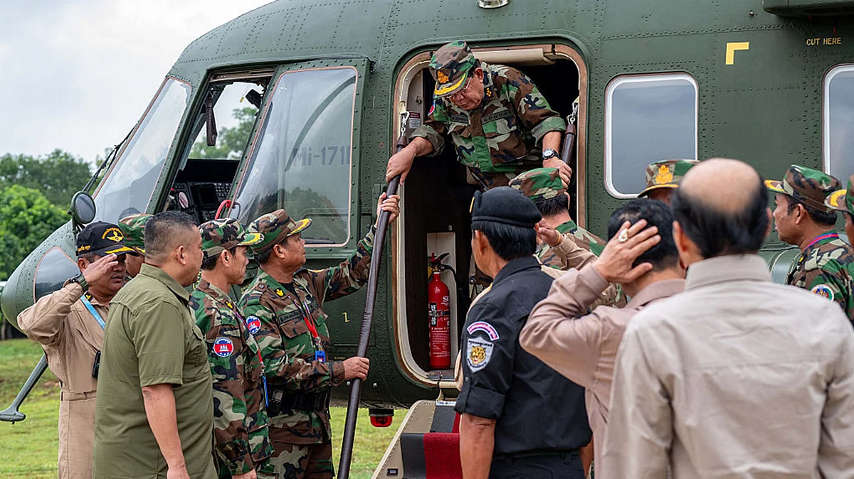 <div class="paragraphs"><p>کمبوڈیا کے سینیٹ کے صدر ہن سین ہیلی کاپٹر سے اترتے ہوئے / Getty Images</p></div>