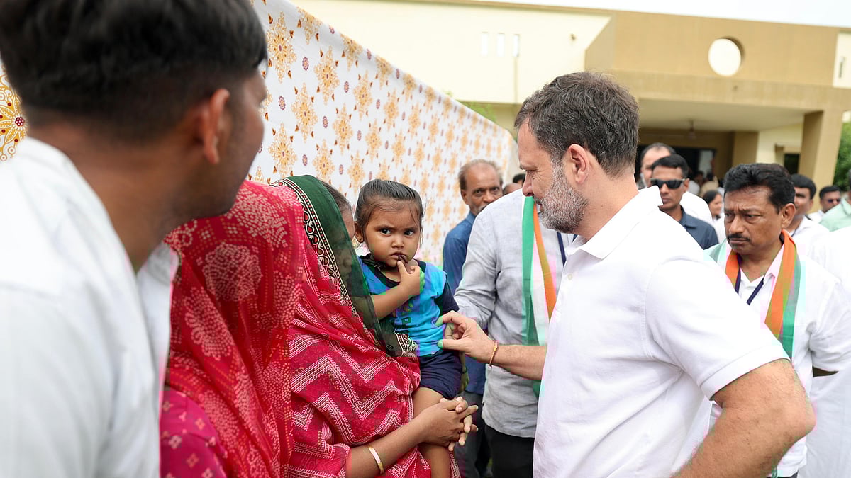 <div class="paragraphs"><p>متاثرہ کنبوں سے ملاقات کرتے ہوئے راہل گاندھی، تصویر @INCIndia</p></div>