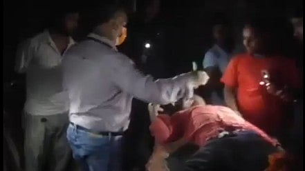 یوپی: صحت کا نظام بدحالی کا شکار، بلیا ضلع اسپتال میں ٹارچ کی روشنی میں مریضوں کا ہو رہا ہے علاج، ویڈیو وائرل