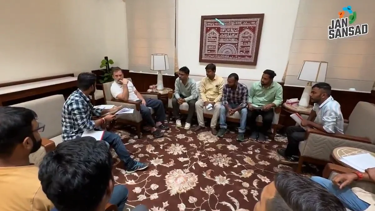 <div class="paragraphs"><p>اسلحہ فیکٹری کے ملازمین سے ملاقات کرتے ہوئے راہل گاندھی، تصویر ویڈیو گریب</p></div>