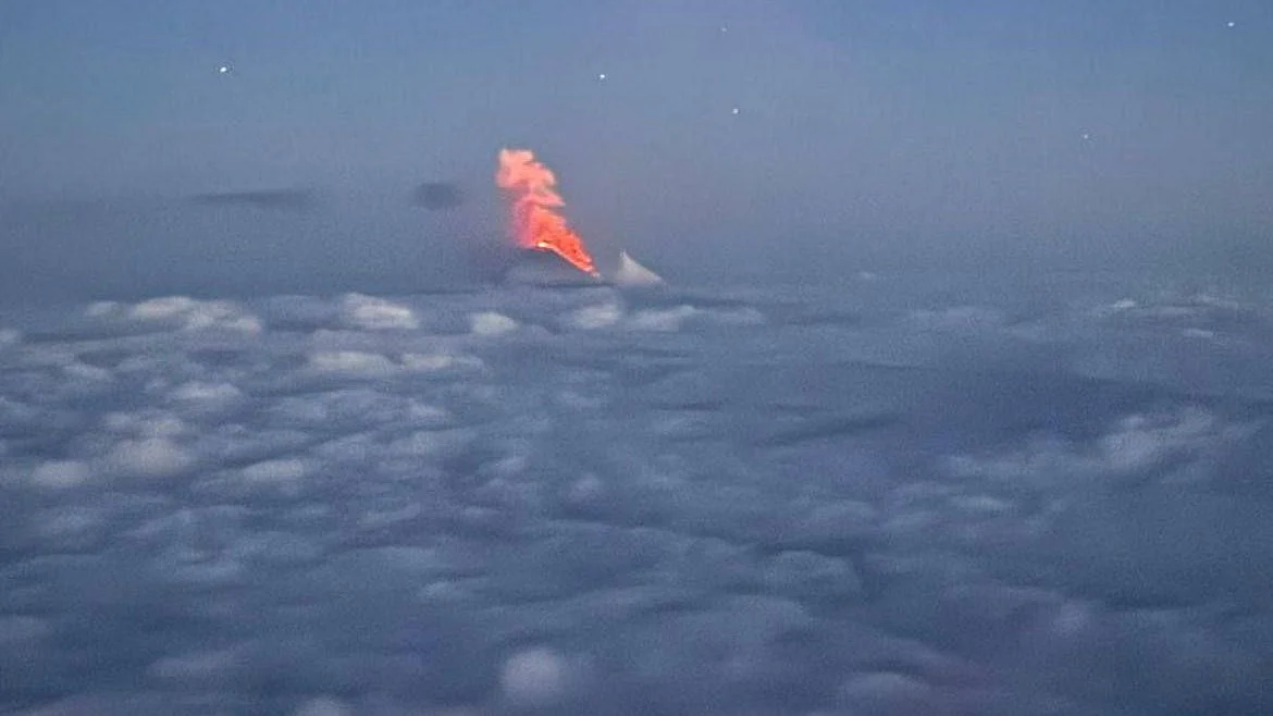 <div class="paragraphs"><p>زلزلہ کے بعد آتش فشاں پھوٹنے کا منظر، تصویر سوشل میڈیا</p></div>