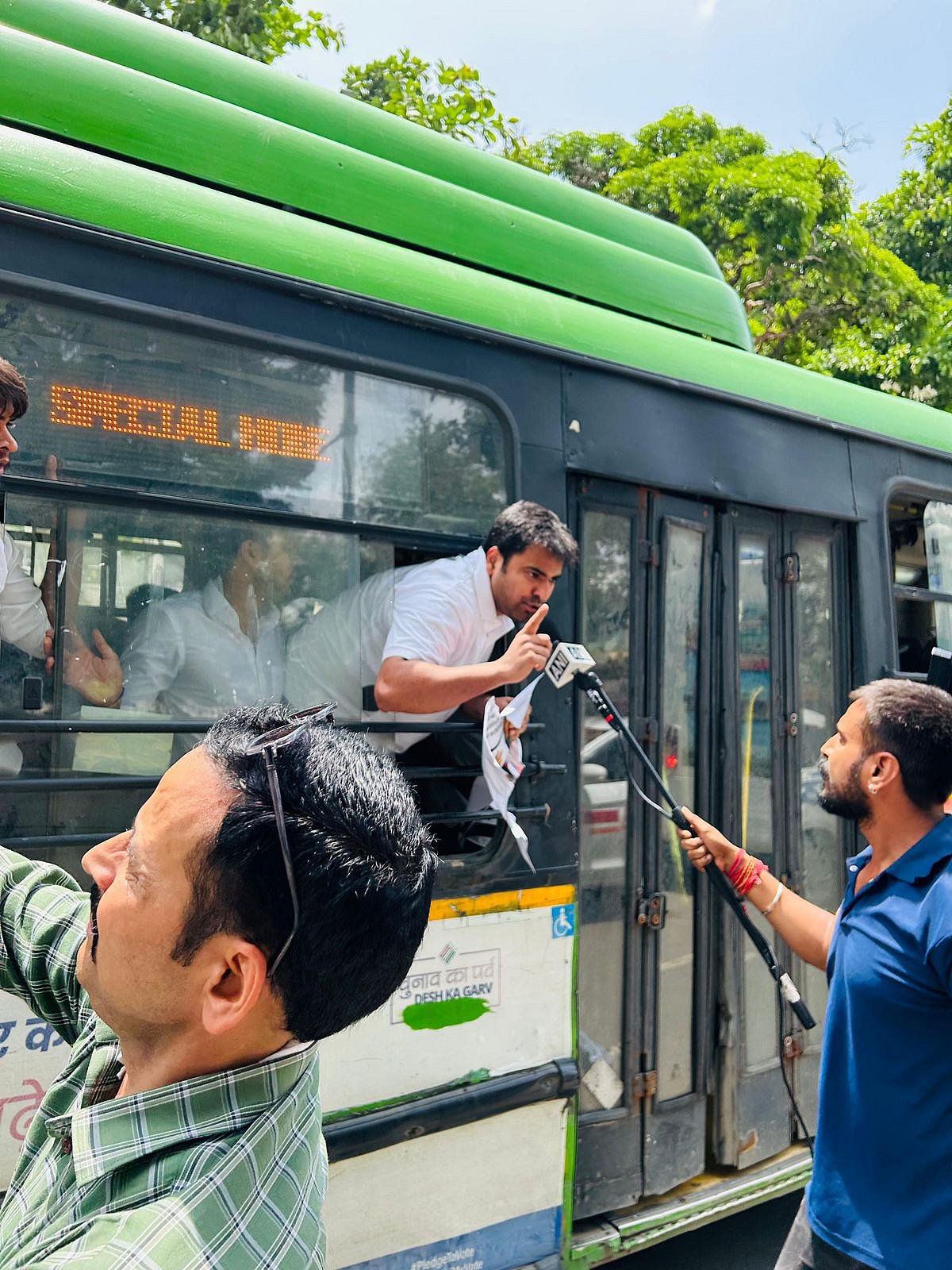 وزارت تعلیم کے ’شاستری بھون‘ میں این ایس یو آئی کا احتجاجی مظاہرہ، ورون چودھری سمیت کئی طلبا گرفتار