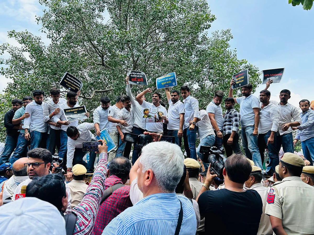 وزارت تعلیم کے ’شاستری بھون‘ میں این ایس یو آئی کا احتجاجی مظاہرہ، ورون چودھری سمیت کئی طلبا گرفتار