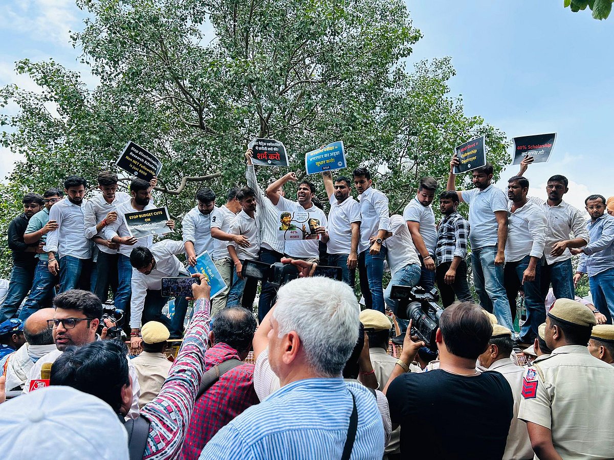 وزارت تعلیم کے ’شاستری بھون‘ میں این ایس یو آئی کا احتجاجی مظاہرہ، ورون چودھری سمیت کئی طلبا گرفتار