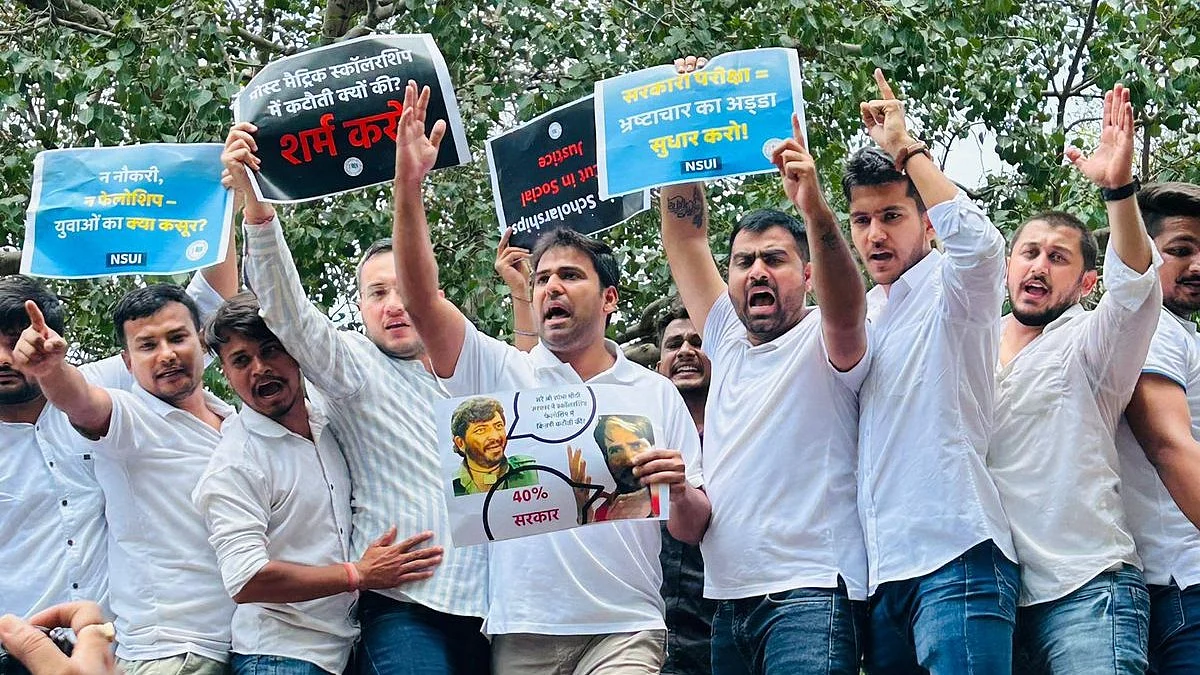 <div class="paragraphs"><p>احتجاجی مظاہرہ کرتے ہوئے این ایس یو آئی صدر ورون چودھری و دیگر</p></div>