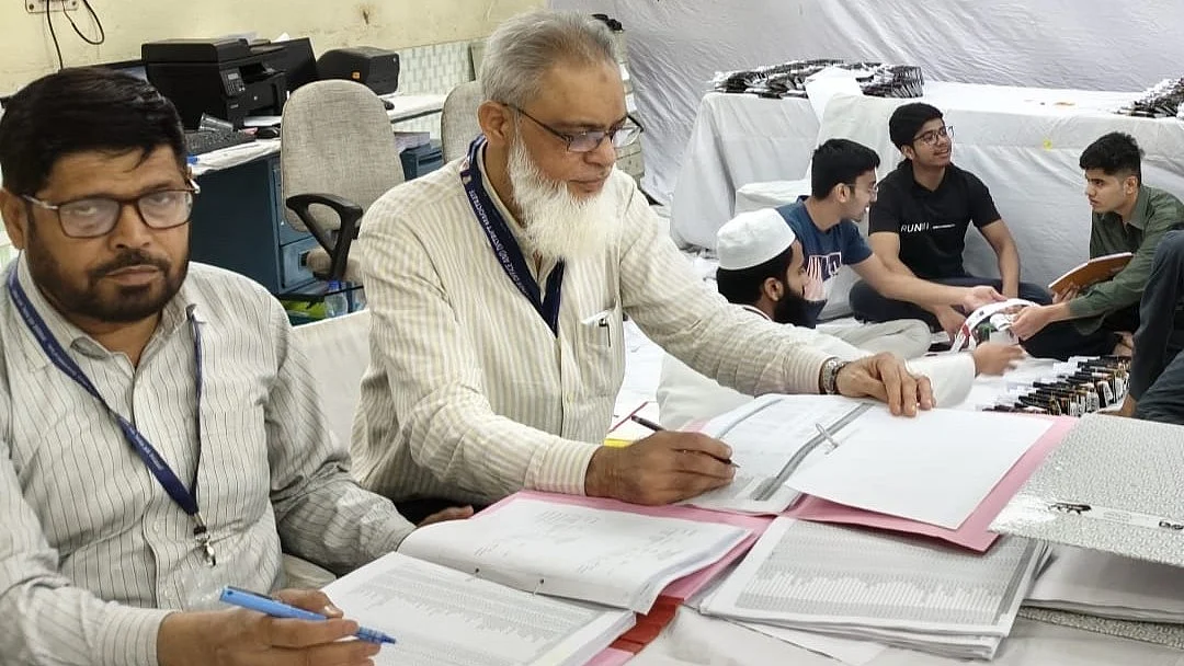 <div class="paragraphs"><p>امور حج سے متعلق کاغذی کارروائی کرتے ہوئے افسران</p></div>