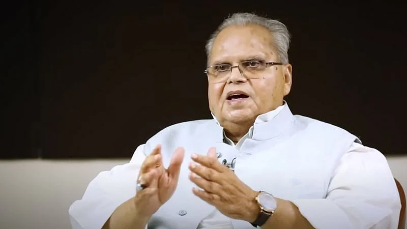 <div class="paragraphs"><p>سابق گورنر ستیہ پال ملک، تصویر بشکریہ @siddaramaiah</p></div>