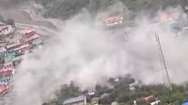 <div class="paragraphs"><p>اترکاشی میں بادل پھٹنے کے بعد تباہی کا منظر، ویڈیو گریب</p></div>