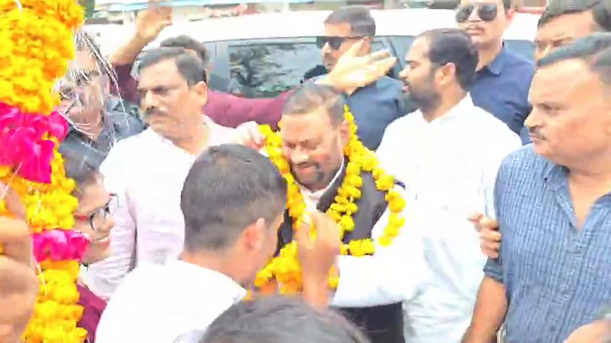 <div class="paragraphs"><p>سوامی پرساد موریہ پر پیچھے سے حملہ کرتا نوجوان۔ ویڈیو گریب</p></div>