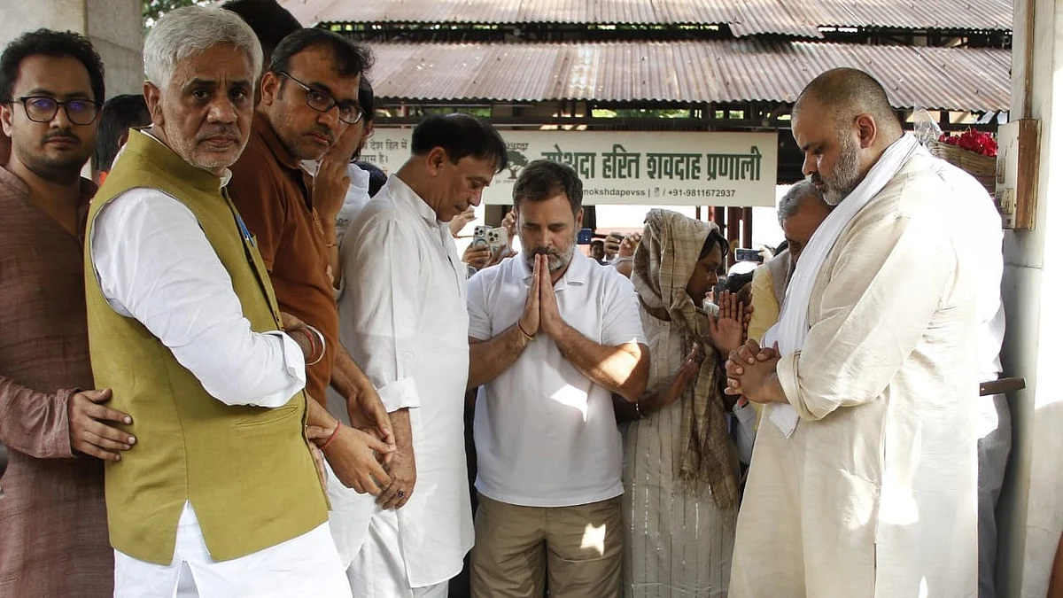 <div class="paragraphs"><p>ستیہ پال ملک کے آخری رسوم میں شامل راہل گاندھی</p></div>