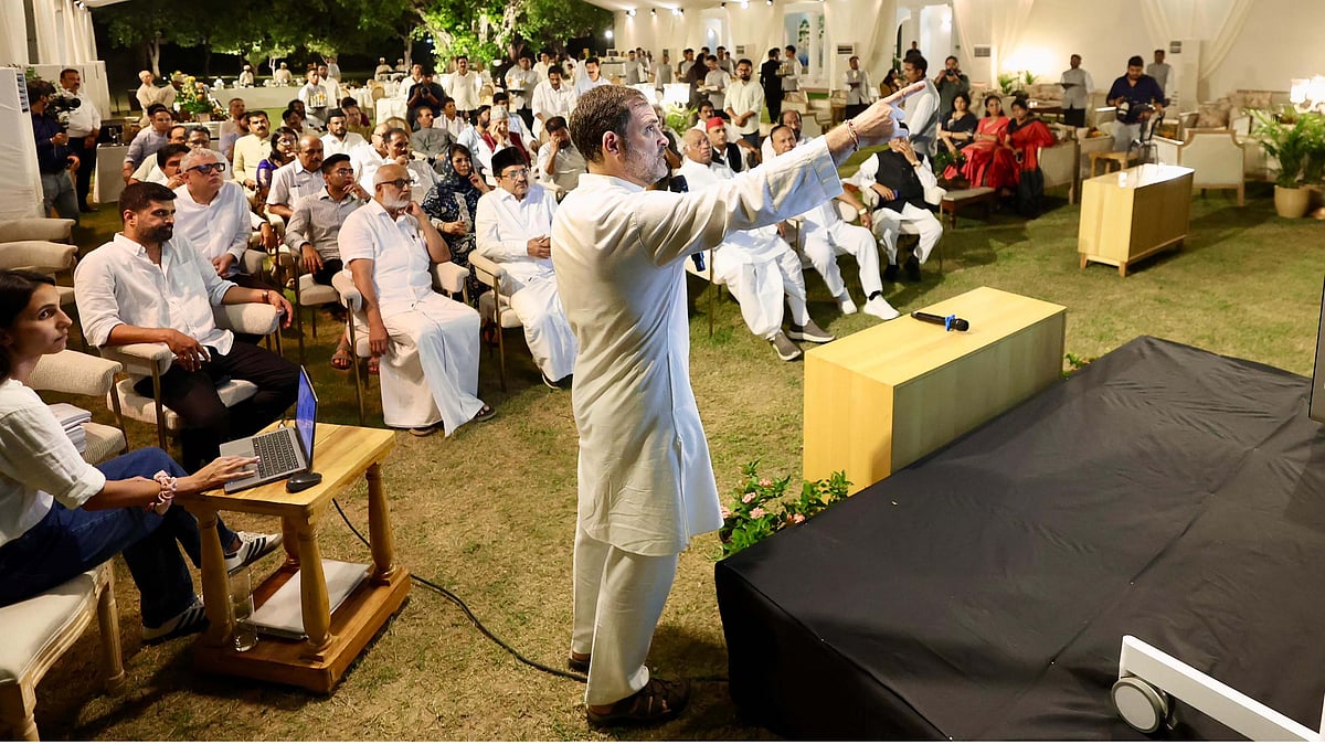 <div class="paragraphs"><p>الیکشن فراڈ کے ثبوت پیش کرتے راہل گاندھی / تصویر آئی اے این ایس</p></div>