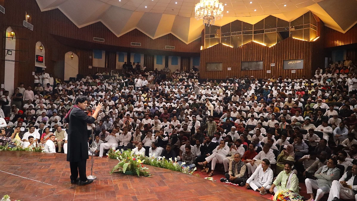 <div class="paragraphs"><p>مشاعرہ و کوی سمیلن میں سامعین کے سامنے کلام پیش کرتے ہوئے عمران پرتاپ گڑھی</p></div>