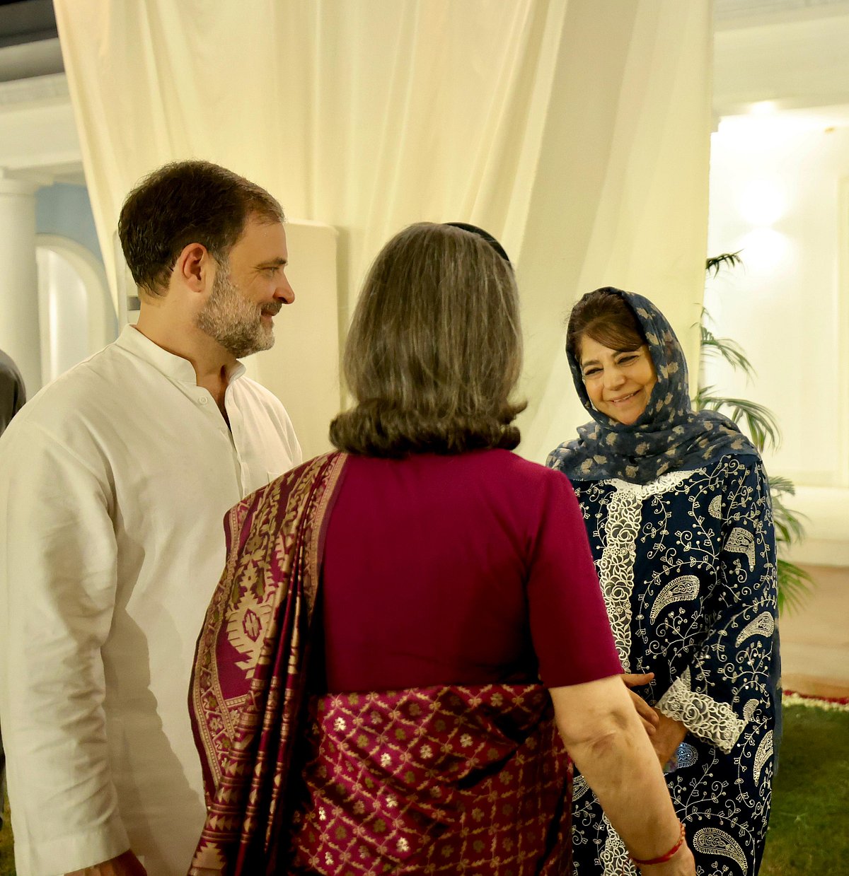 راہل گاندھی کی ڈنر میٹنگ: انڈیا بلاک کے رہنماؤں کو دکھائے الیکشن فراڈ کے ثبوت ... دیکھیں خصوصی فوٹو گیلری