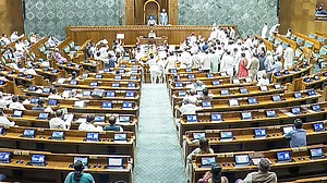 سرمائی اجلاس: ایس آئی آر پر ہنگامہ جاری، اپوزیشن ارکان کی تحریک التواء پیش، لوک سبھا اسپیکر نے بلائی میٹنگ