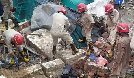 دہلی کے جیت پور علاقہ میں 100 فیٹ اونچی دیوار منہدم ہونے سے 8 افراد کی موت، ملبہ ہٹانے کا عمل جاری