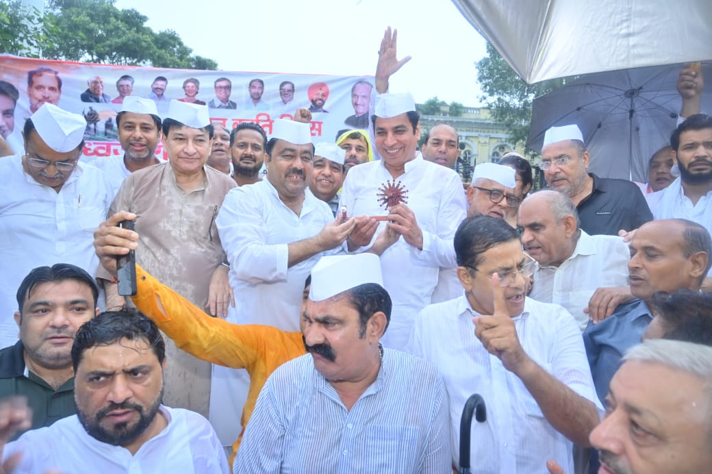 <div class="paragraphs"><p>دیویندر یادو و دیگر کانگریس لیڈران پرچم کشائی کے موقع پر</p></div>