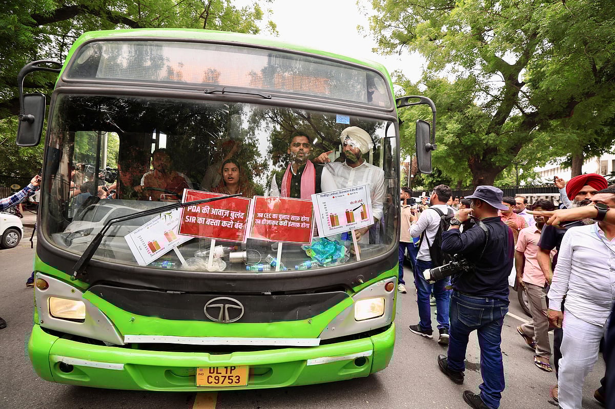 ’ووٹ چوری‘ کے خلاف اپوزیشن اراکین پارلیمنٹ کی ریلی میں نظر آیا زبردست جوش، دیکھیں تصویری جھلکیاں