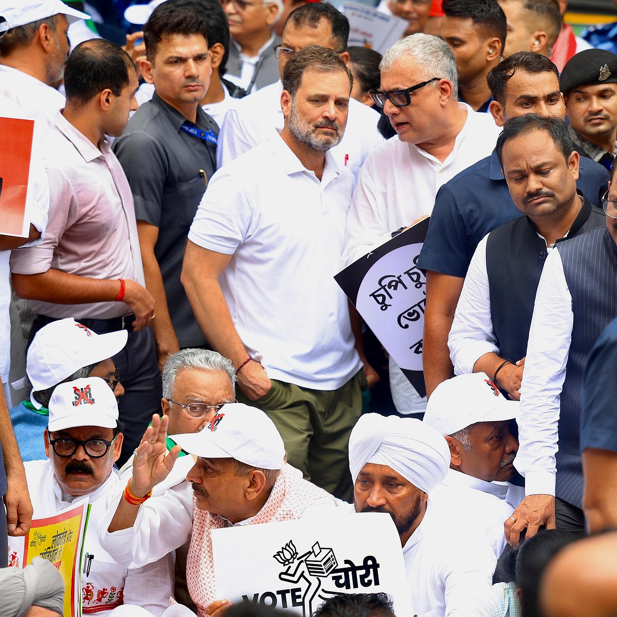 ’ووٹ چوری‘ کے خلاف اپوزیشن اراکین پارلیمنٹ کی ریلی میں نظر آیا زبردست جوش، دیکھیں تصویری جھلکیاں