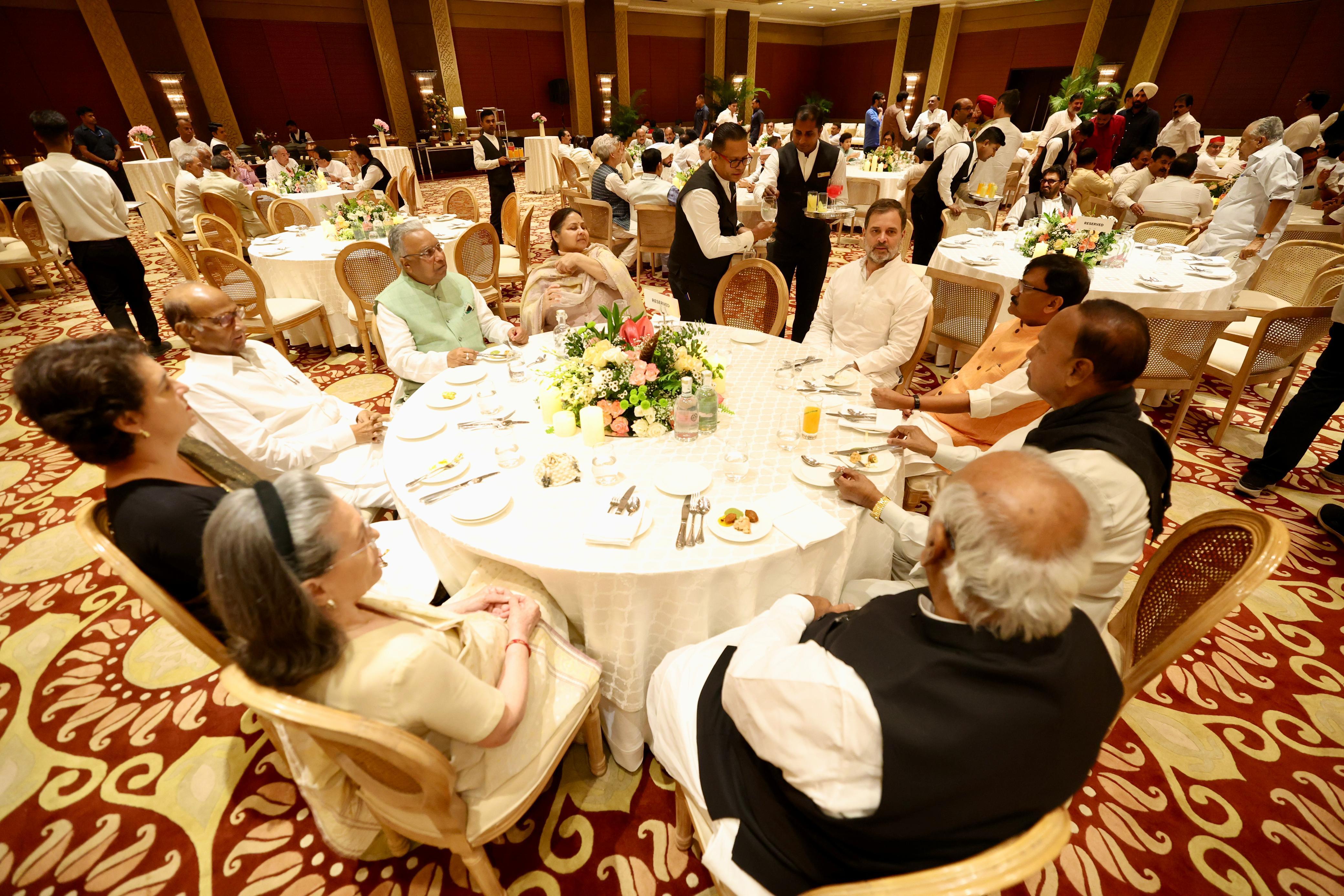 <div class="paragraphs"><p>کانگریس صدر کھڑگے کے عشائیہ میں شامل انڈیا بلاک کے سرکردہ لیڈران، تصویر @INCIndia</p></div>