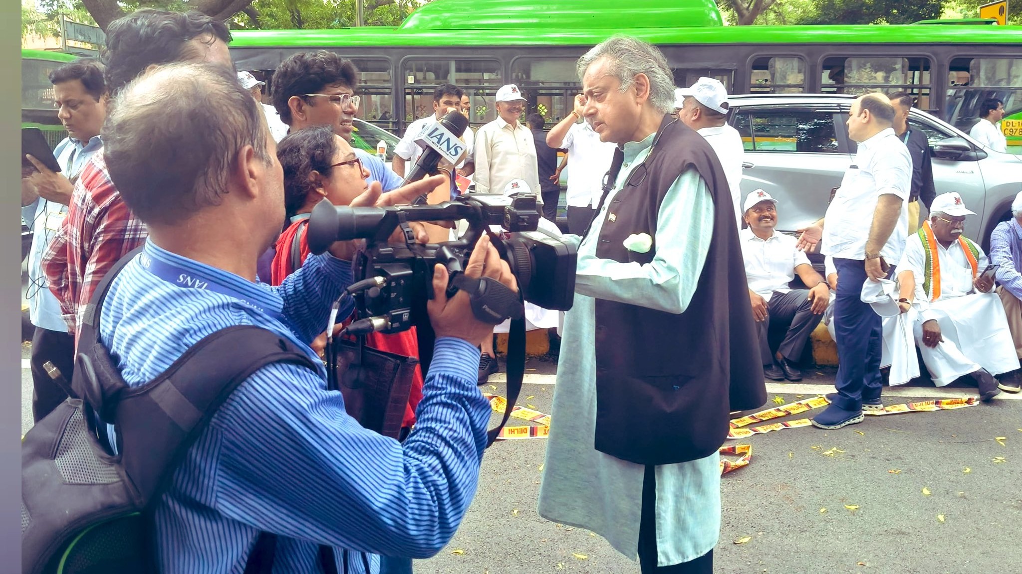 <div class="paragraphs"><p>نامہ نگاروں سے بات کرتے ہوئے کانگریس لیڈر ششی تھرور، تصویر بشکریہ @ShashiTharoor</p></div>