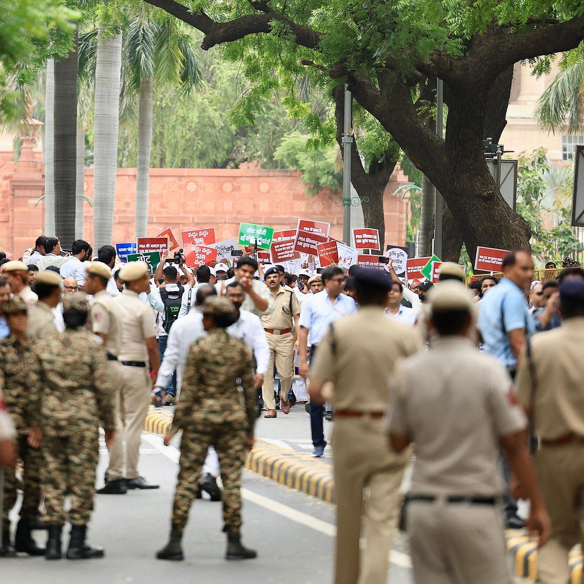 ’ووٹ چوری‘ کے خلاف اپوزیشن اراکین پارلیمنٹ کی ریلی میں نظر آیا زبردست جوش، دیکھیں تصویری جھلکیاں