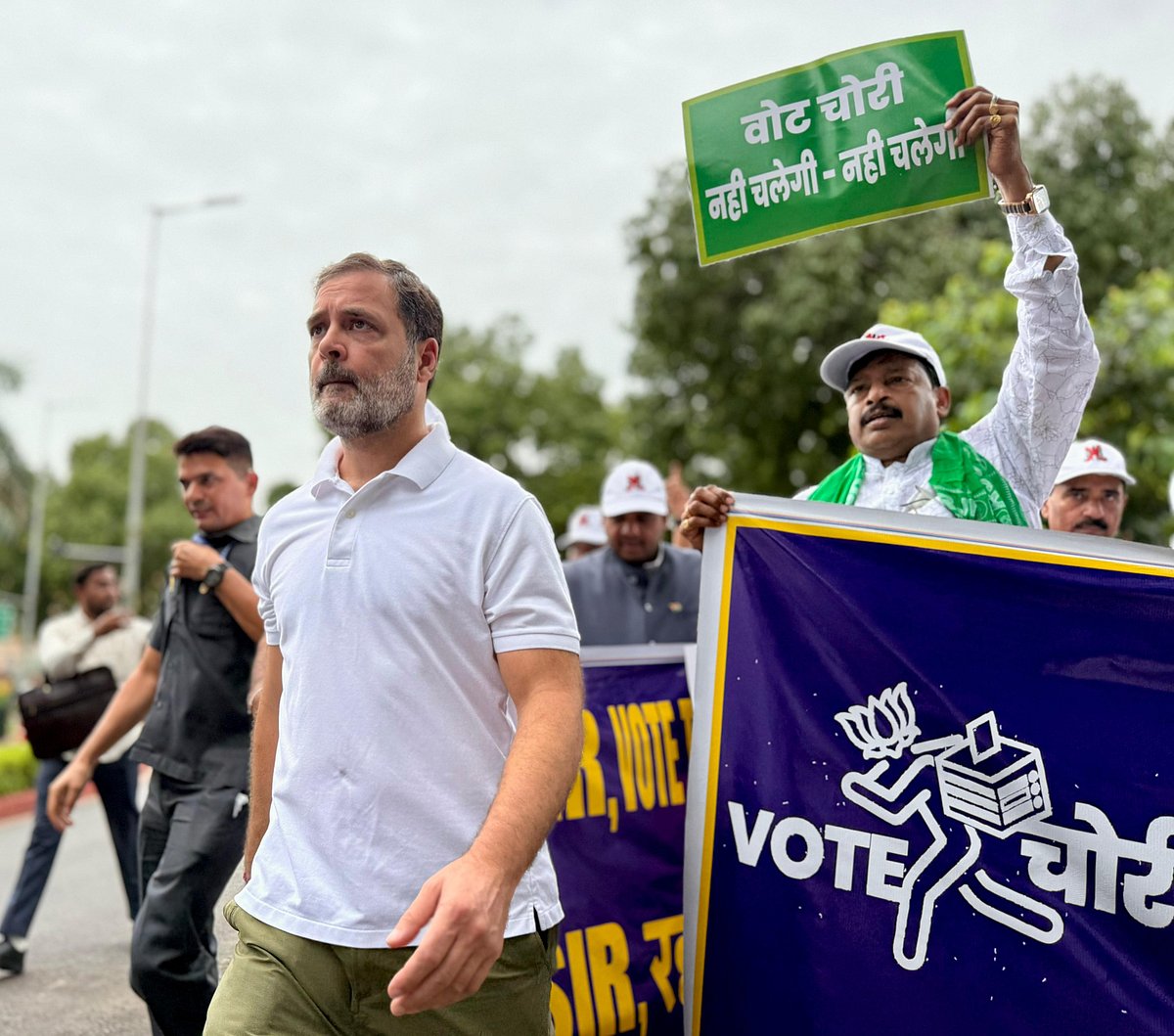 ’ووٹ چوری‘ کے خلاف اپوزیشن اراکین پارلیمنٹ کی ریلی میں نظر آیا زبردست جوش، دیکھیں تصویری جھلکیاں