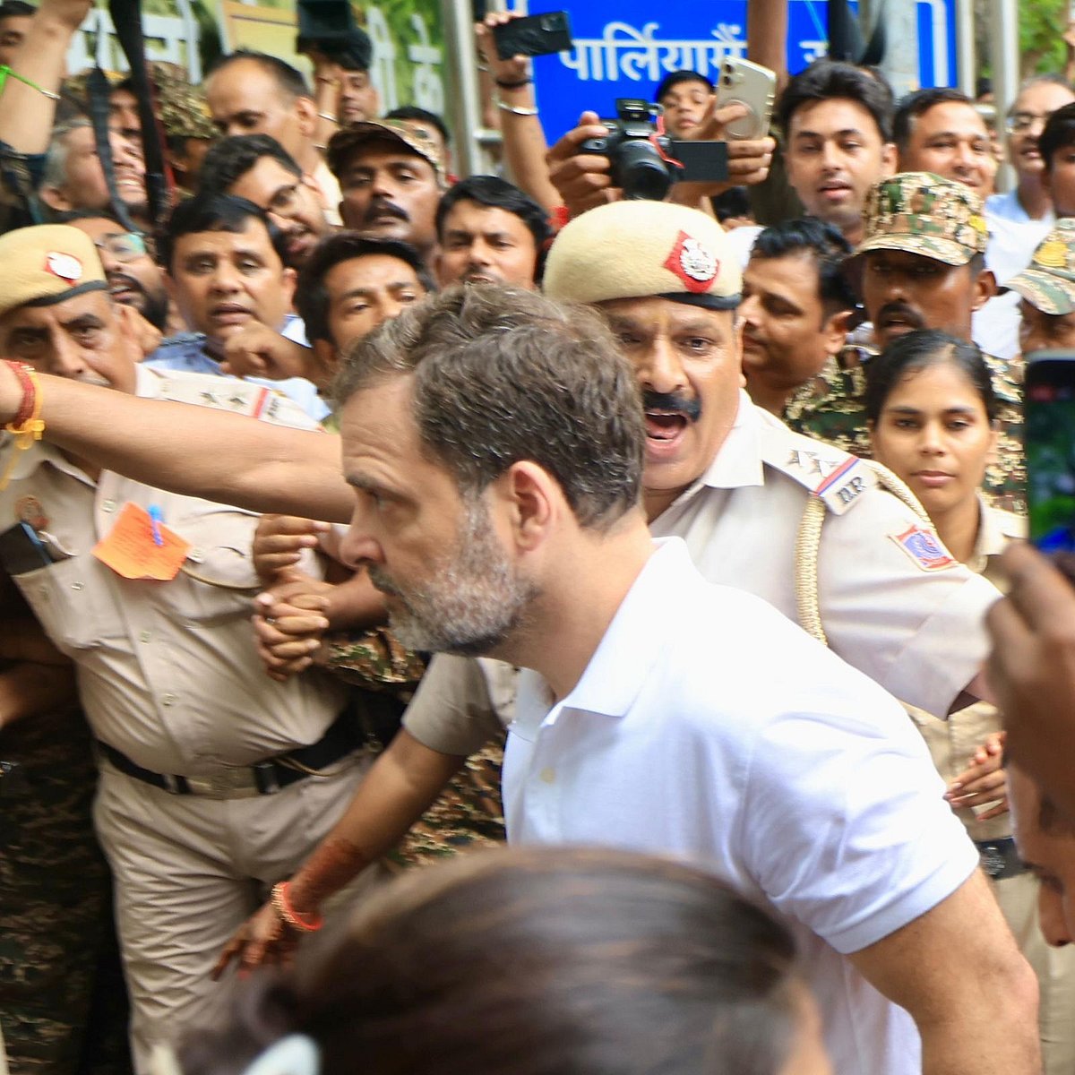 ’ووٹ چوری‘ کے خلاف اپوزیشن اراکین پارلیمنٹ کی ریلی میں نظر آیا زبردست جوش، دیکھیں تصویری جھلکیاں