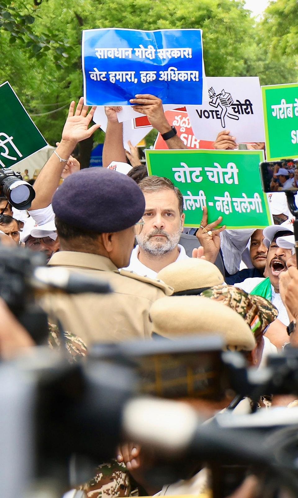 ’ووٹ چوری‘ کے خلاف اپوزیشن اراکین پارلیمنٹ کی ریلی میں نظر آیا زبردست جوش، دیکھیں تصویری جھلکیاں