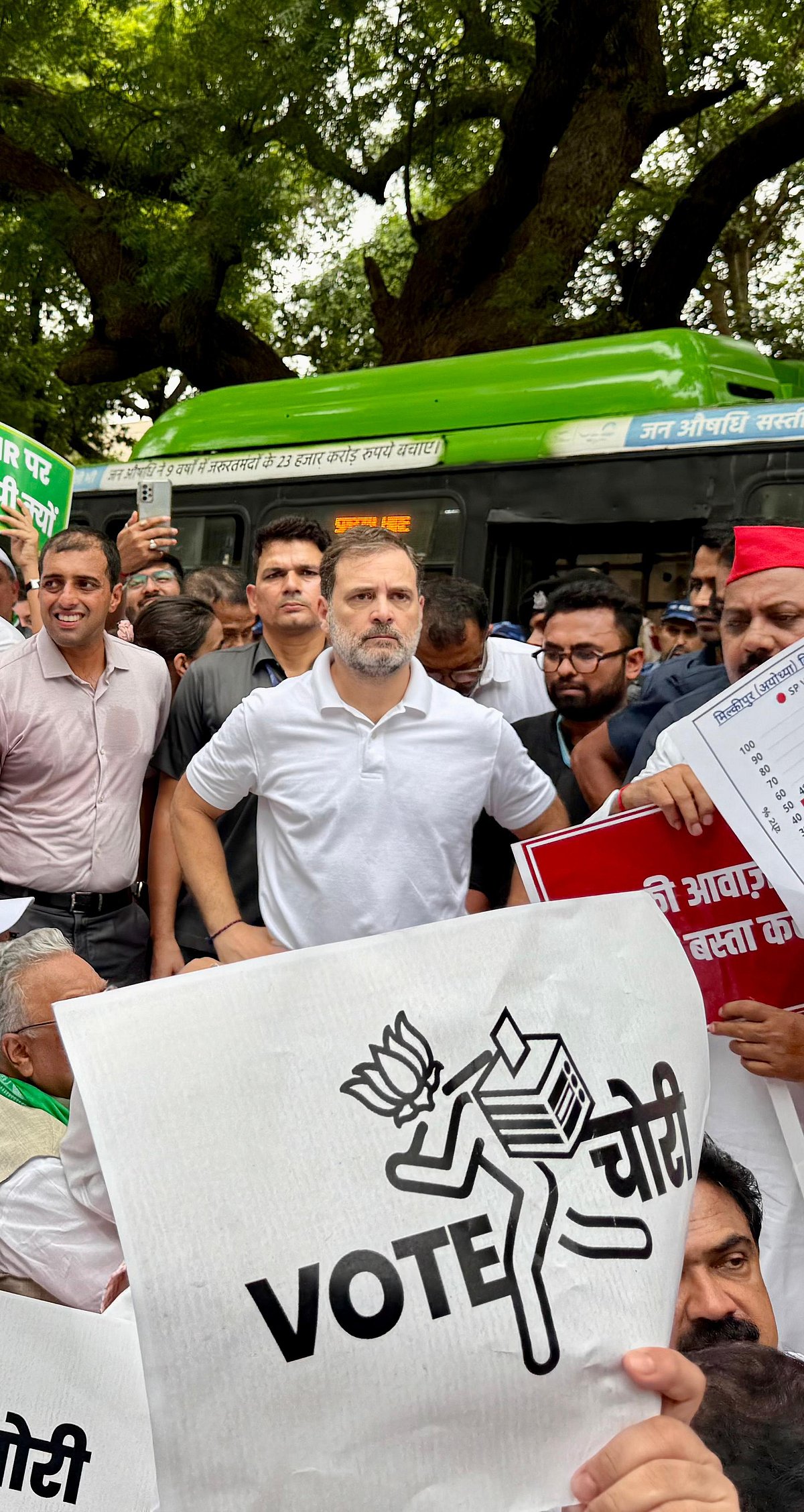 ’ووٹ چوری‘ کے خلاف اپوزیشن اراکین پارلیمنٹ کی ریلی میں نظر آیا زبردست جوش، دیکھیں تصویری جھلکیاں