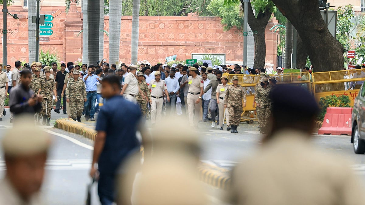 ’ووٹ چوری‘ کے خلاف اپوزیشن اراکین پارلیمنٹ کی ریلی میں نظر آیا زبردست جوش، دیکھیں تصویری جھلکیاں