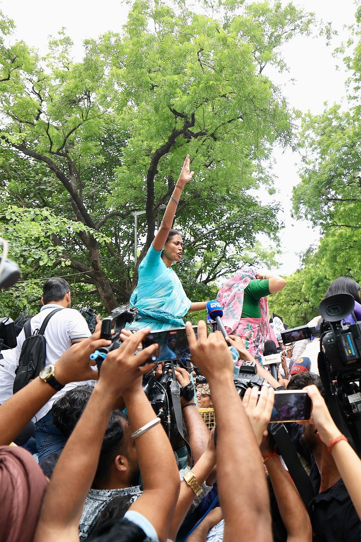 ’ووٹ چوری‘ کے خلاف اپوزیشن اراکین پارلیمنٹ کی ریلی میں نظر آیا زبردست جوش، دیکھیں تصویری جھلکیاں