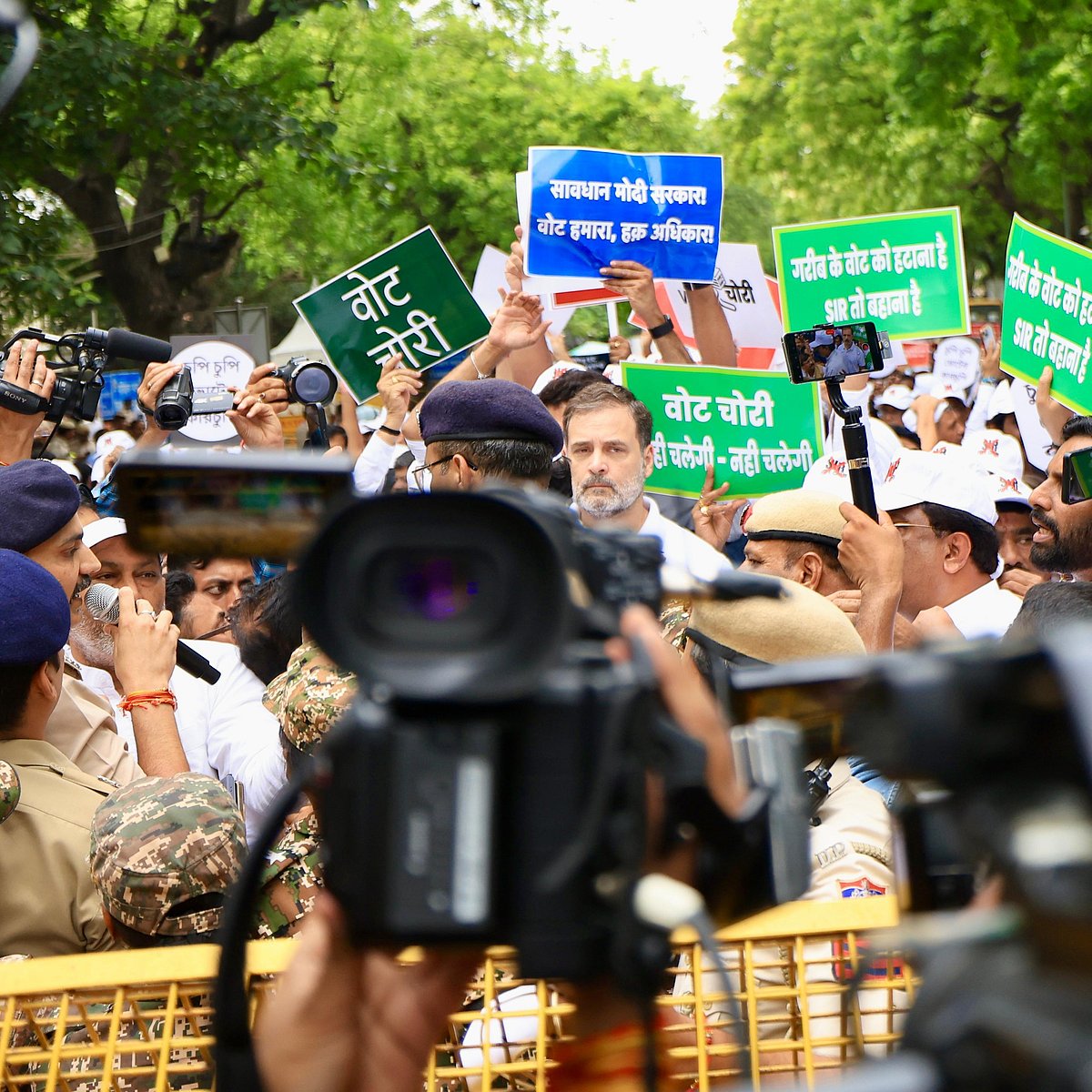 ’ووٹ چوری‘ کے خلاف اپوزیشن اراکین پارلیمنٹ کی ریلی میں نظر آیا زبردست جوش، دیکھیں تصویری جھلکیاں