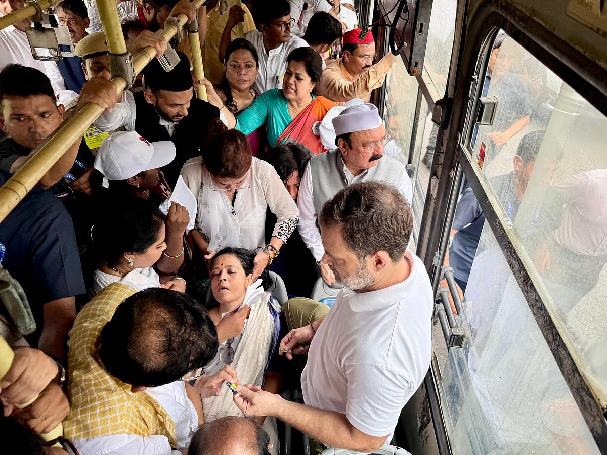 ’ووٹ چوری‘ کے خلاف اپوزیشن اراکین پارلیمنٹ کی ریلی میں نظر آیا زبردست جوش، دیکھیں تصویری جھلکیاں