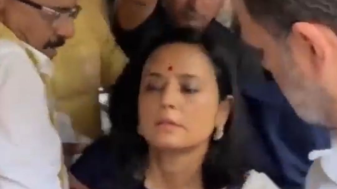 <div class="paragraphs"><p>بیہوش مہوا موئترا کو سنبھالتے راہل گاندھی و دیگر اراکین پارلیمنٹ، ویڈیو گریب</p></div>