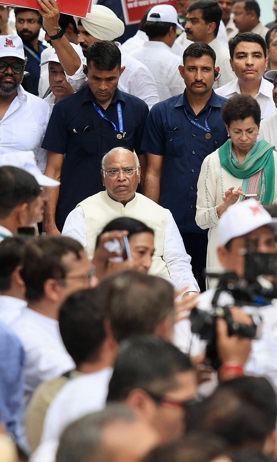 ’ووٹ چوری‘ کے خلاف اپوزیشن اراکین پارلیمنٹ کی ریلی میں نظر آیا زبردست جوش، دیکھیں تصویری جھلکیاں