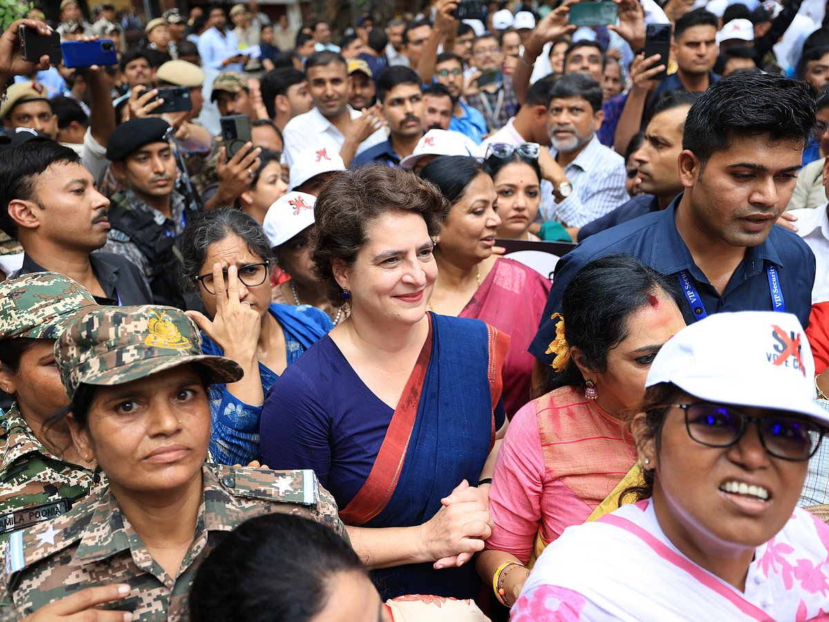 ’ووٹ چوری‘ کے خلاف اپوزیشن اراکین پارلیمنٹ کی ریلی میں نظر آیا زبردست جوش، دیکھیں تصویری جھلکیاں