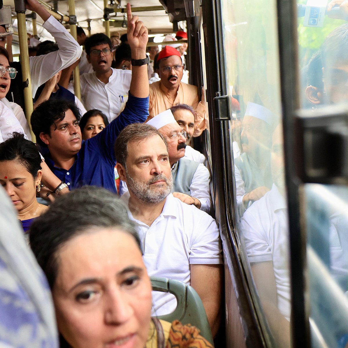 ’ووٹ چوری‘ کے خلاف اپوزیشن اراکین پارلیمنٹ کی ریلی میں نظر آیا زبردست جوش، دیکھیں تصویری جھلکیاں