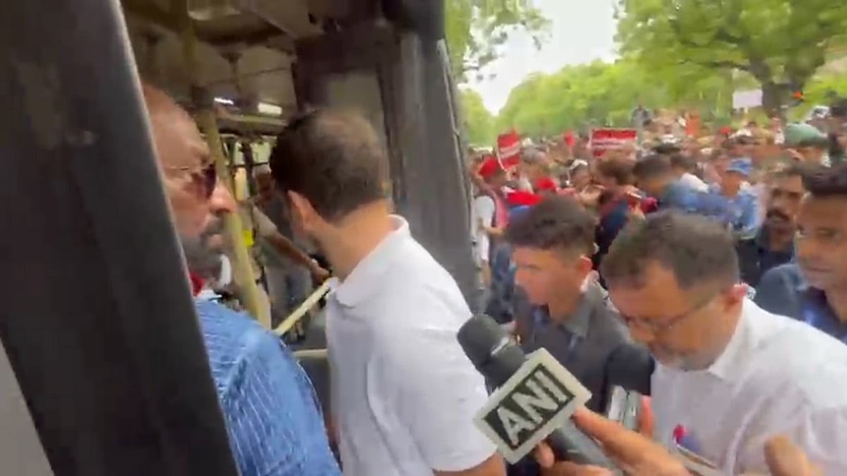 <div class="paragraphs"><p>راہل گاندھی کو پولیس بس میں لے جاتی ہوئی۔ ویڈیو گریب</p></div>