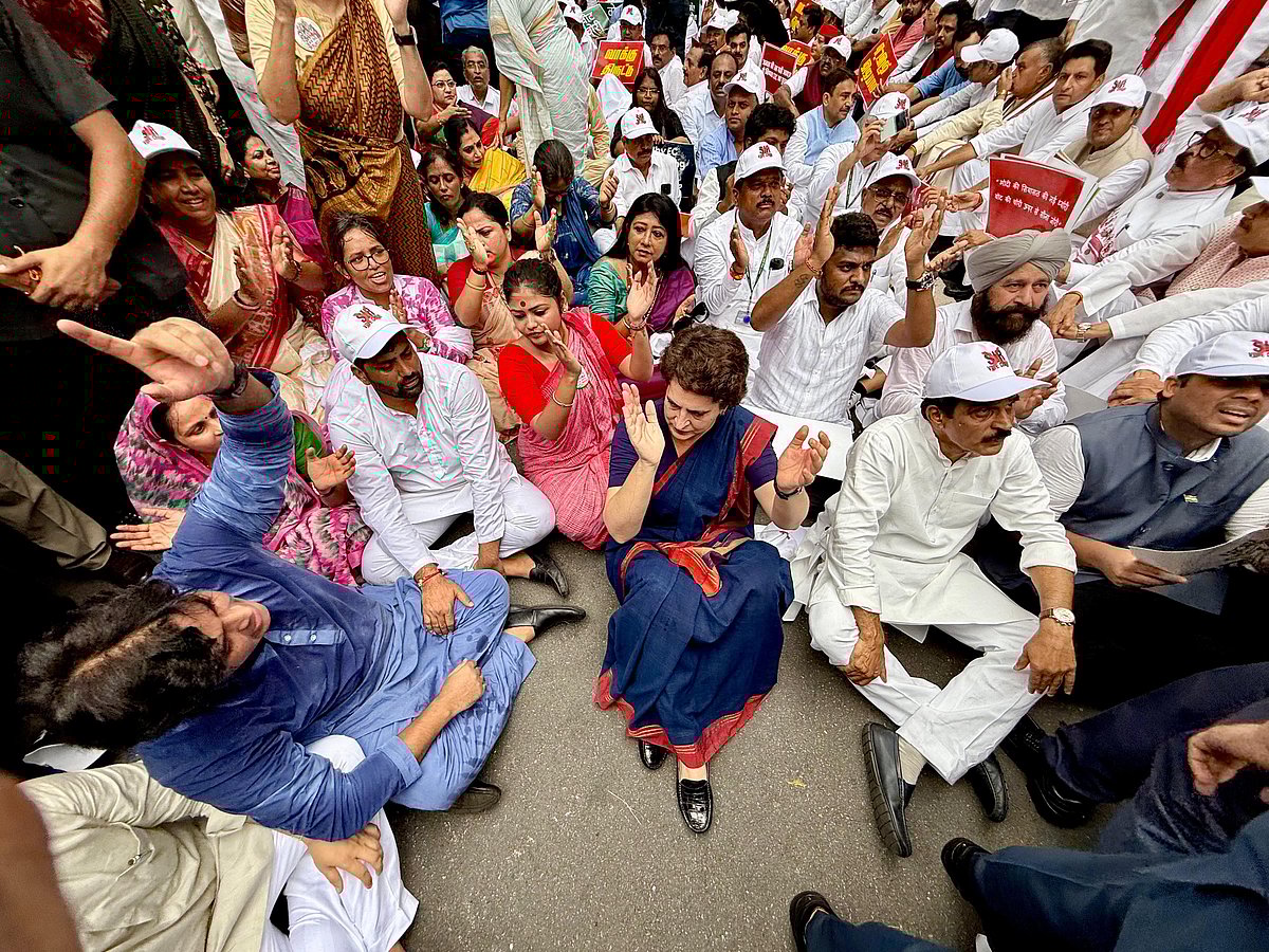 ’ووٹ چوری‘ کے خلاف اپوزیشن اراکین پارلیمنٹ کی ریلی میں نظر آیا زبردست جوش، دیکھیں تصویری جھلکیاں